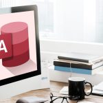 Un homme regarde l'écran d'un portable où figure le logo d'accès