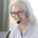 Photo gros plan d'une femme avec casque d'écoute et microphone