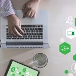 Vue de haut d'un ordinateur portable et divers icônes vert pour le développement durable