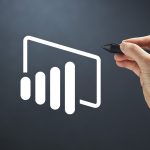 Logo Power BI avec une main qui tient un stylet