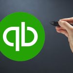 Logo QuickBooks avec une main qui tient un stylet