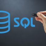 Logo SQL avec une main qui tient un stylet