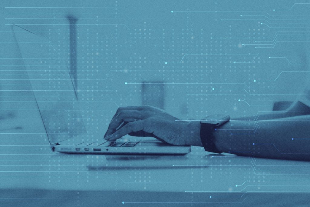Mains qui écrivent sur le clavier d'ordinateur portable