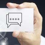 Gros plan sur des mains qui tiennent un carton avec illustration des boites pour commentaires