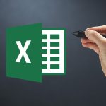 Logo Excel avec une main qui tient un stylet