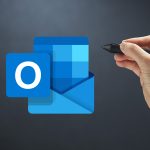 Logo Outlook avec une main qui tient un stylet