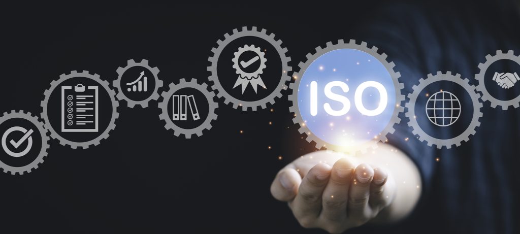 Uue main au-dessus de laquelle est placé un logo ISO dans une forme ronde