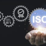 Uue main au-dessus de laquelle est placé un logo ISO dans une forme ronde
