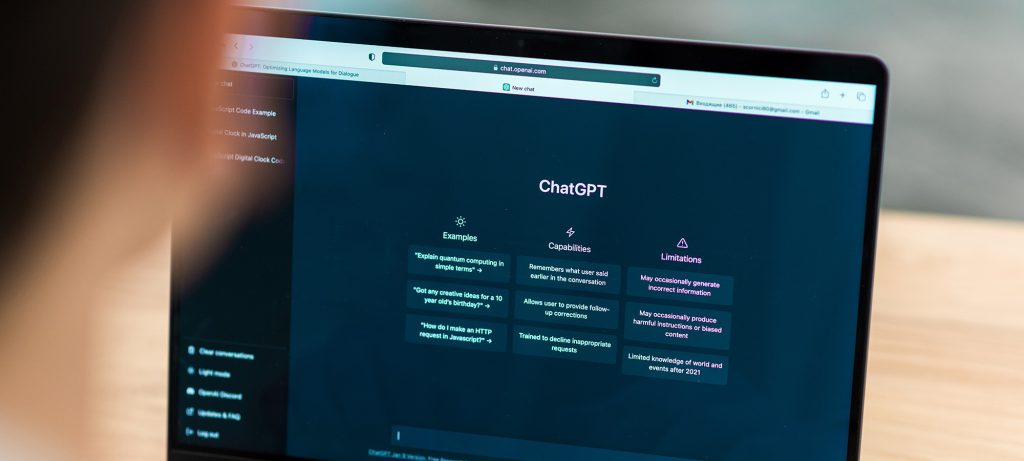 Gros plan sur l'écran d'un portable qui affiche ChatGPT
