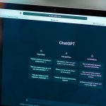 Gros plan sur l'écran d'un portable qui affiche ChatGPT