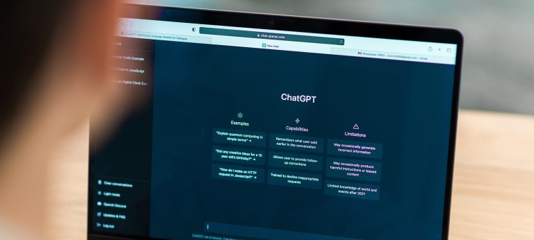 Gros plan sur l'écran d'un portable qui affiche ChatGPT