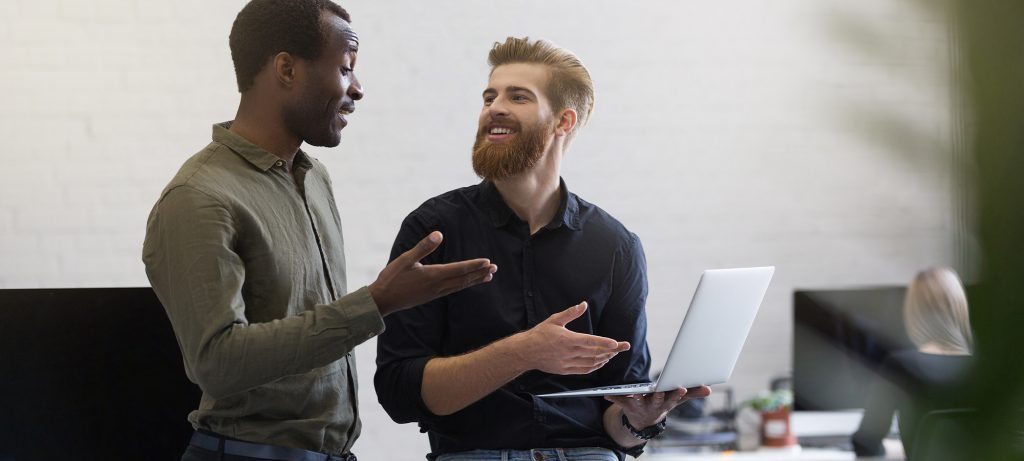 Deux hommes dans un bureau