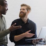 Deux hommes dans un bureau