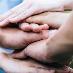Gros plan sur des mains empilées