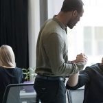 Deux hommes se serrent la main dans un bureau