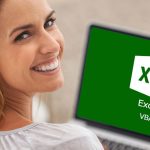 Gros plan sur une jeune femme devant un portable où s'affiche le logo d'Excel