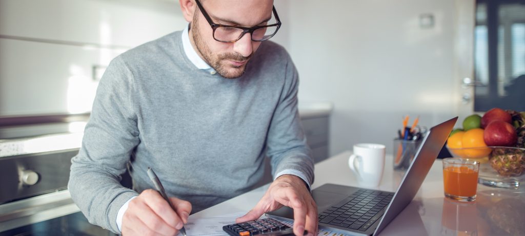 Un homme effectue utilise une calculatrice