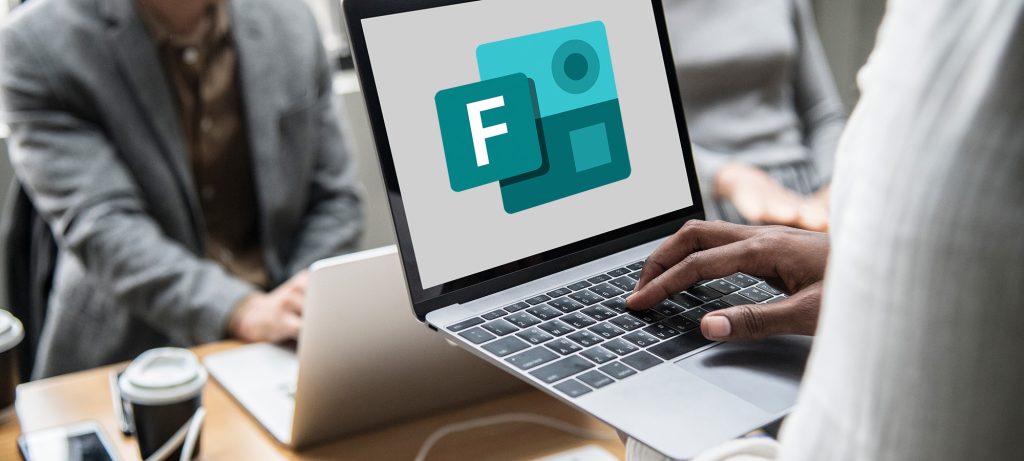 Gros plan sur un ordinateur portable qui affiche le logo Forms