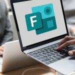 Gros plan sur un ordinateur portable qui affiche le logo Forms