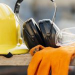 Gros plan sur un casque de sécurité