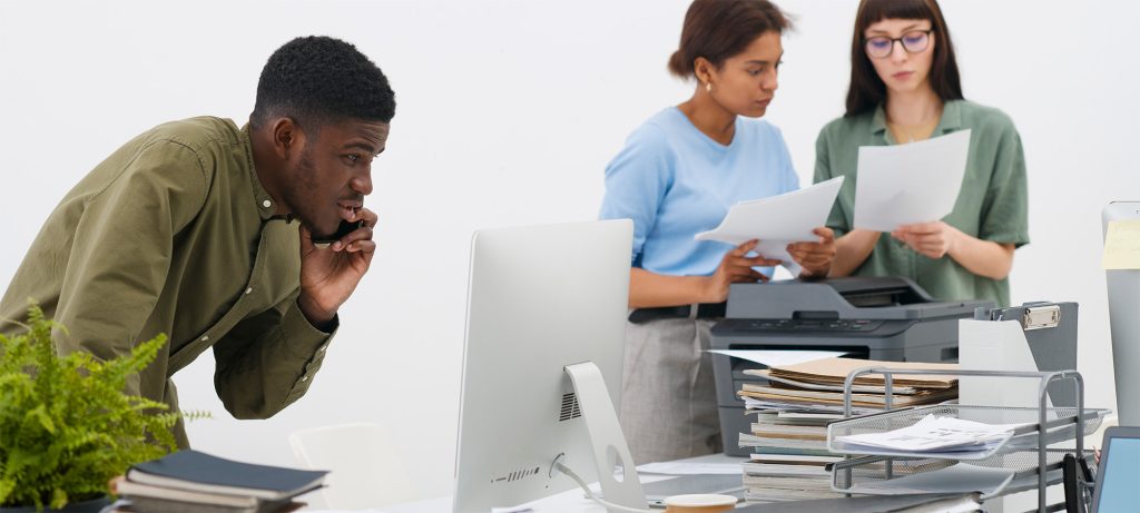 Un homme et deux femmes dans un bureau