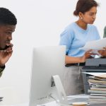 Un homme et deux femmes dans un bureau
