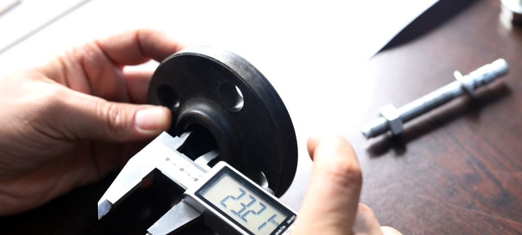 Gros plan sur des mains qui tiennent un instrument de mesure d'étalonnage