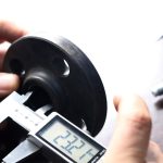 Gros plan sur des mains qui tiennent un instrument de mesure d'étalonnage