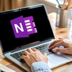 Le logo de OneNote s'affiche sur l'écran d'un ordinateur portable.