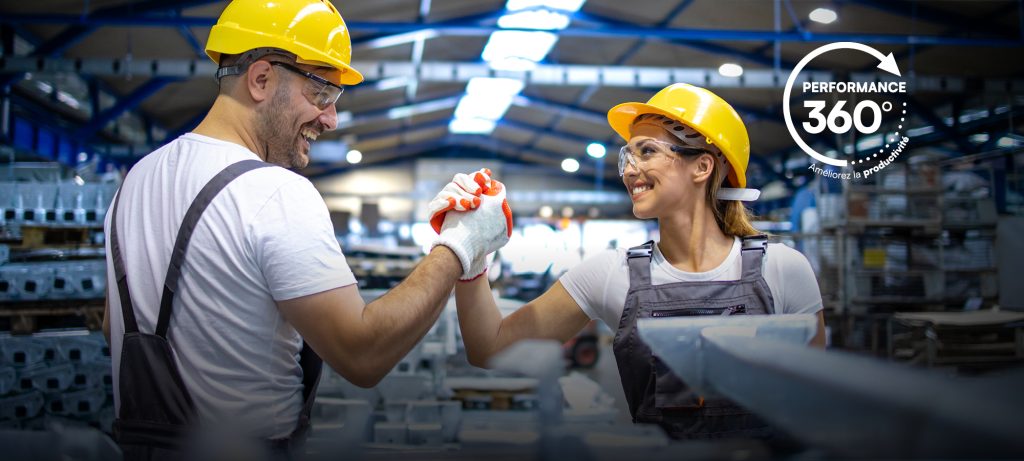 Deux personnes dans une usine avec des casques jaunes. à gauche le logo Performance 360 - Améliorer votre productivité
