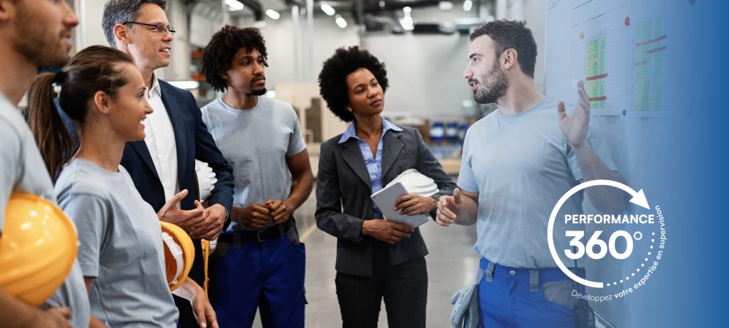 Six personnes dans une usine avec logo Performance 360