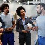 Six personnes dans une usine avec logo Performance 360