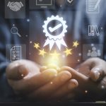 Deux mains portent un pictogramme certification