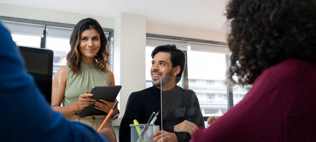 4 personnes qui travaillent à un bureau.