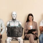 6 personnes assises dans une salle d'attente dont un robot humanöide